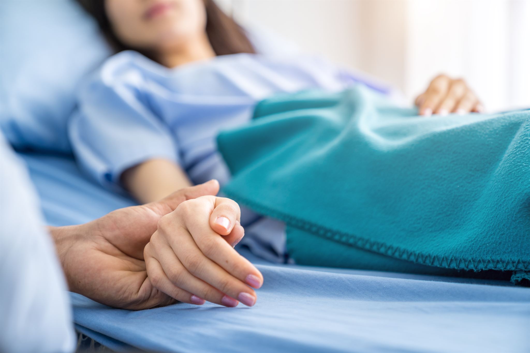Doctor-holding-patients-hand